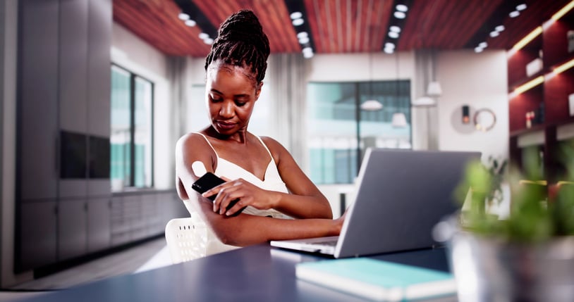 women checking her glucose