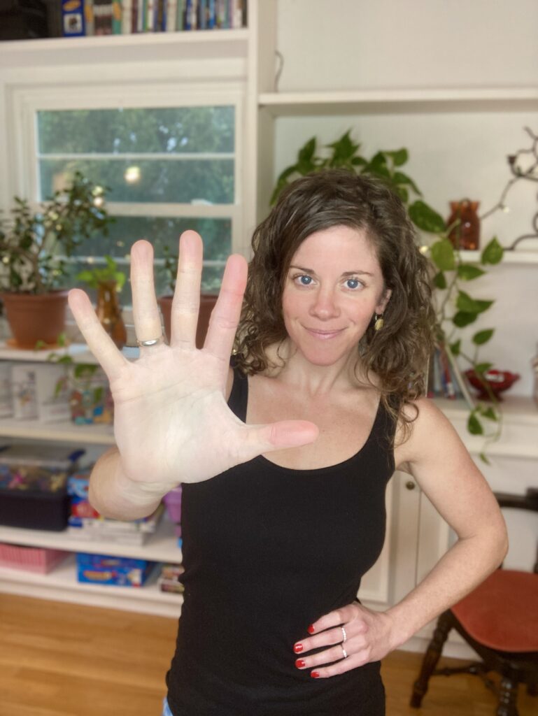 Ginger Vieira holding up 5 fingers for habits that help with T1D